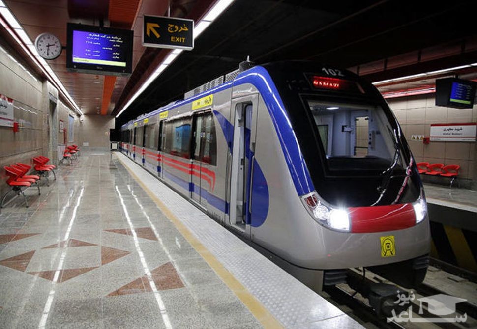 (فیلم) جابه‌جا کردن واگن مترو توسط مسافران برای نجات یک مرد