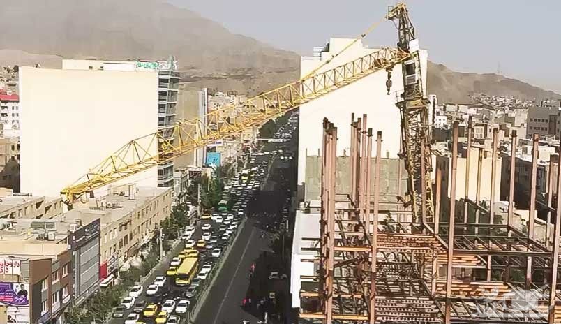 (فیلم) سقوط تاور جرثقیل در چهارراه طالقانی کرج