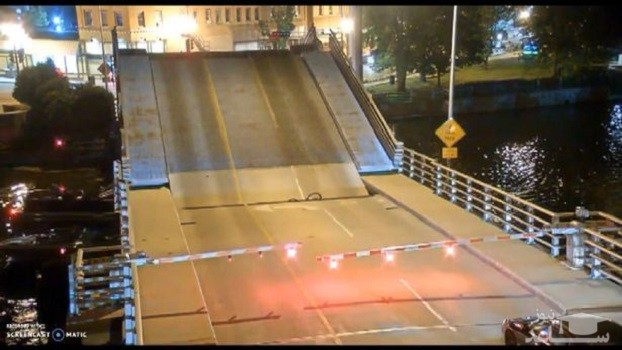 (فیلم) پل مکانیزه دوچرخه سوار زن را بلعید!