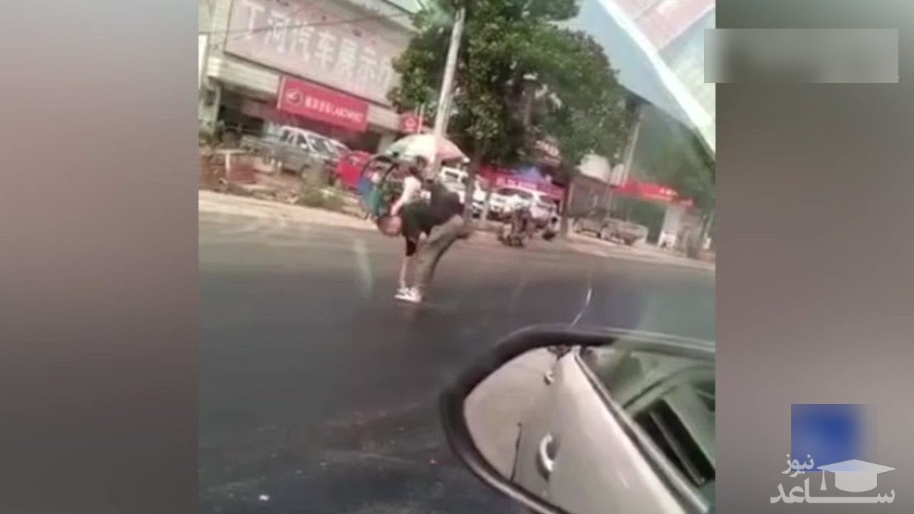 (فیلم) گرفتار شدن عابر پیاده در آسفالت داغ خیابان!