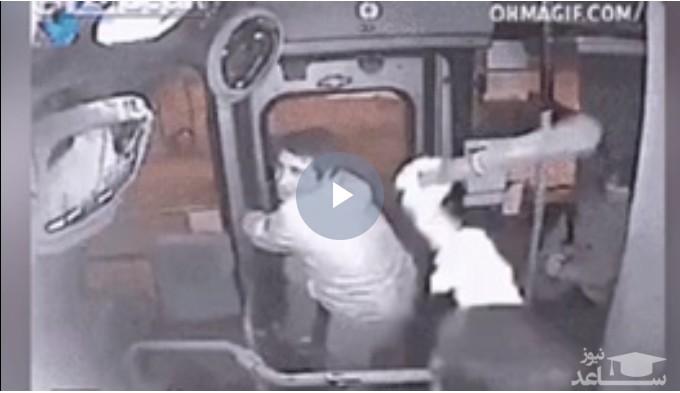 (فیلم) لحظه گیر افتادن دزد بدشانس در اتوبوس!