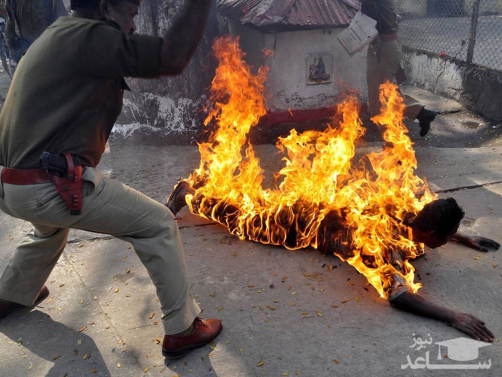 (فیلم) صحنه عجیب نجات جوان از فاجعه خودسوزی