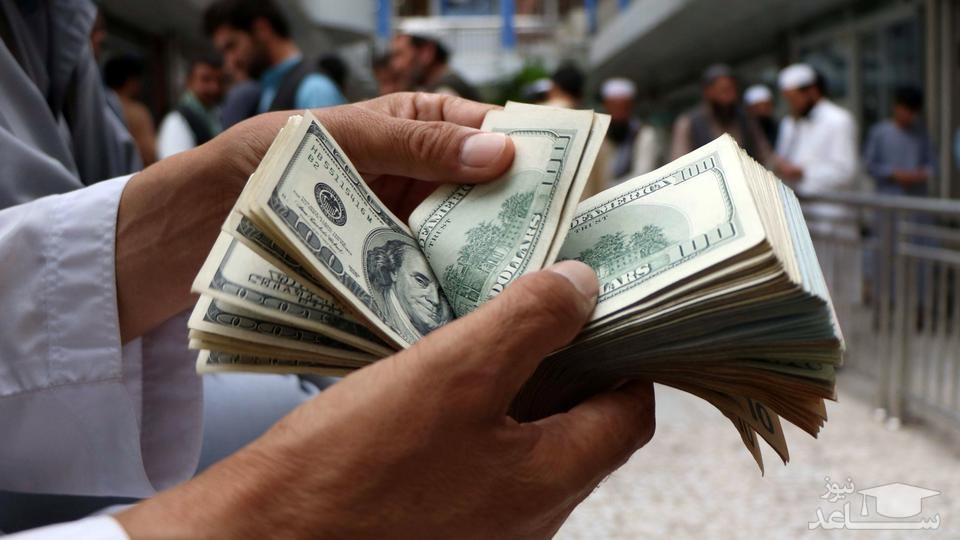 هجوم دلالان برای فروش دلار 9 هزار تومانی در بازار آزاد