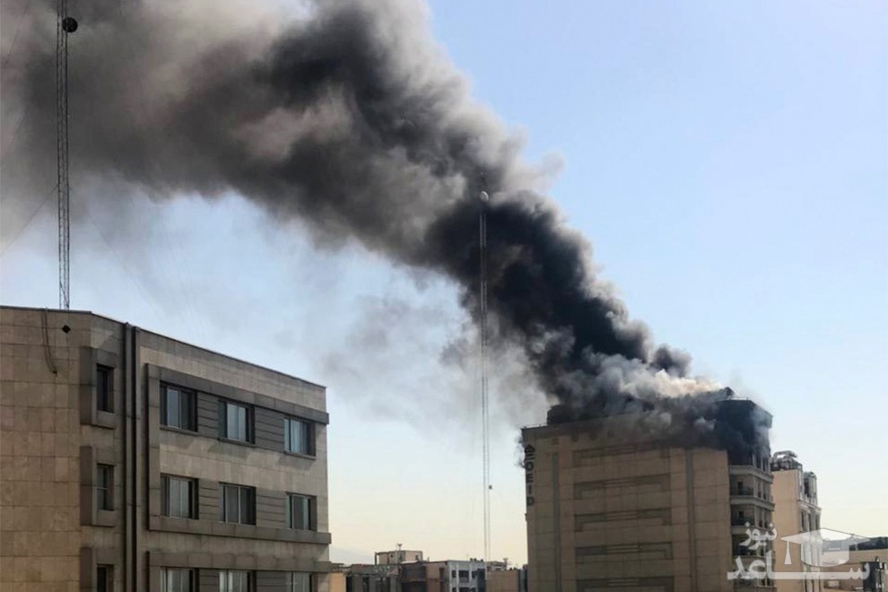 (تصاویر) آتش‌سوزی ساختمان ۱۰ طبقه در خیابان جردن