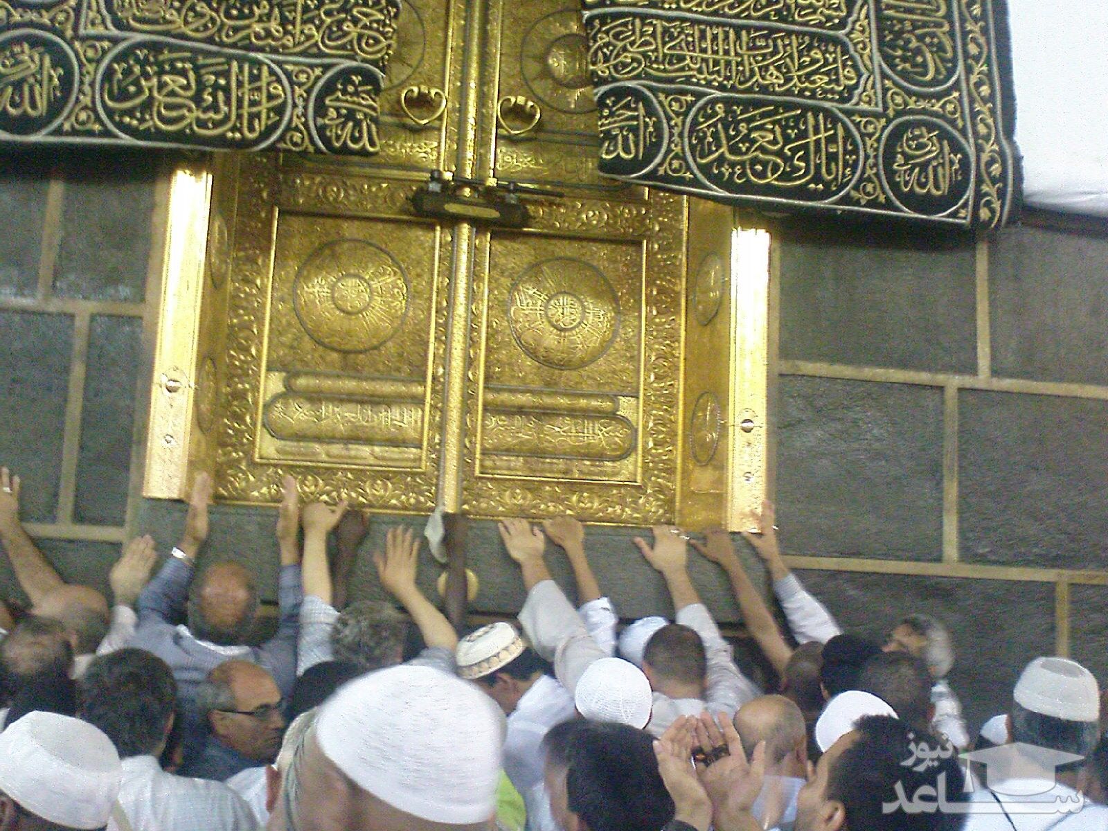 (فیلم) برخورد شدید با زائری که میخواست در کعبه را باز کند!