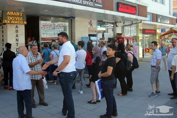 (عکس) صف‌ مردم ترکیه برای حمایت از لیر و و فروش دلار