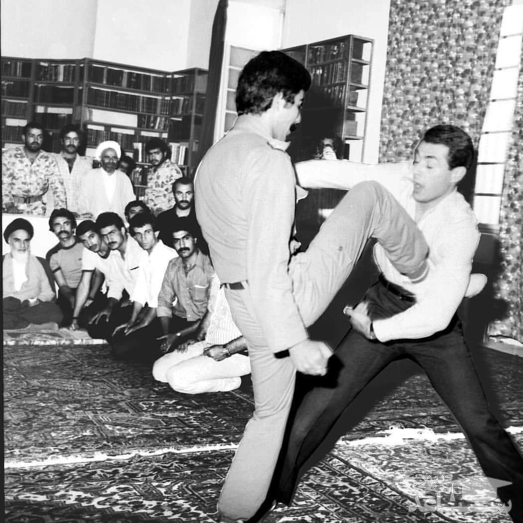 (عکس) مبارزه دو جوان در حضور امام خمینی