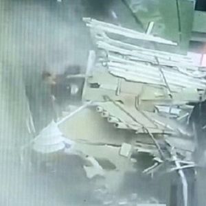 (فیلم) تخریب سقف مرکز توریستی بر سر گردشگران