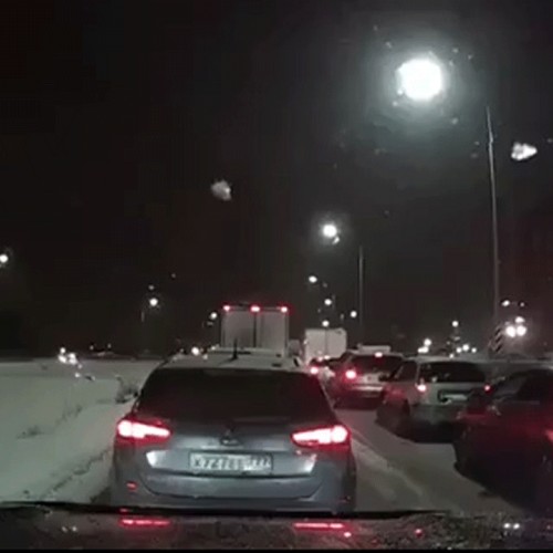 (فیلم) عاقبت زرنگ بازی یک خودرو در ترافیک