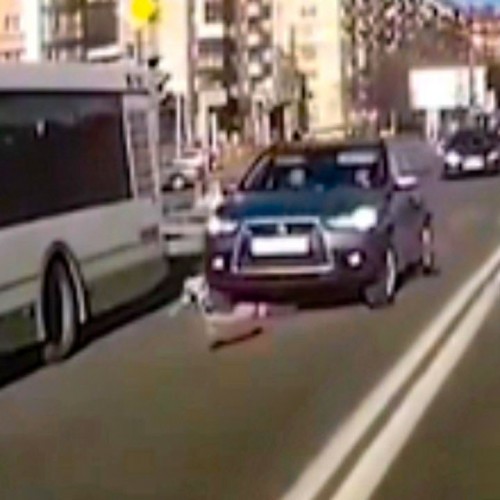 (فیلم) عبور دردناک خودروی سواری از روی اسکیت سوار 