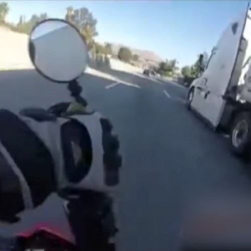 (فیلم) عبور موتورسوار از زیر تریلی، حین حرکت با سرعت زیاد 
