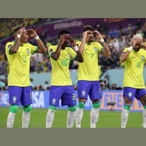 ادای احترام متفاوت و احساسی بازیکنان برزیل به پله بعد از برد مقابل کره‌جنوبی + عکس