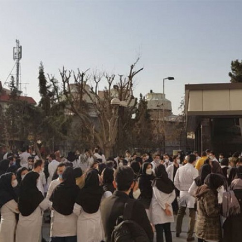 اعتراض دستیاران دانشگاه علوم پزشکی ایران به عدم پرداخت کمک هزینه