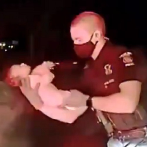 (فیلم) افسر پلیس فرشته نجات نوزاد شیرخوار شد 