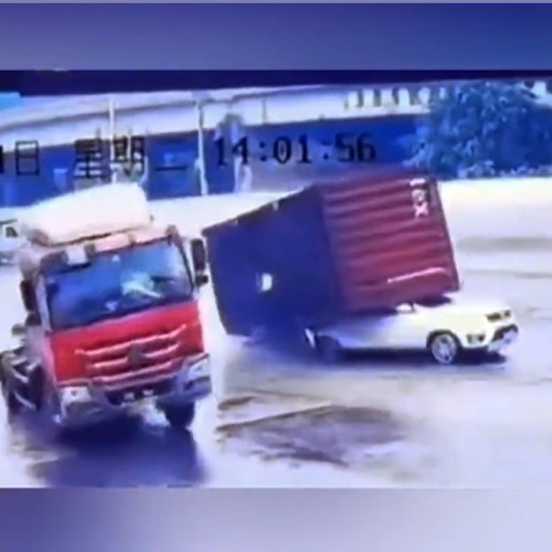 (فیلم) افتادن بار کامیون روی خودروی شاسی بلند 