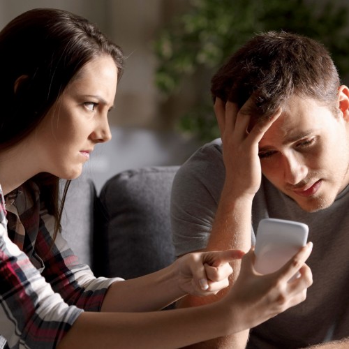 اگر به نامزدتان مشکوک شده اید، با این سوالات پی به خیانت او ببرید!