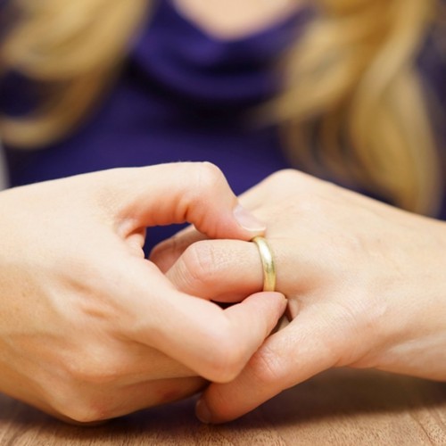 آیا زن میتواند بدون اجازه‌ی شوهر طلاق بگیرد؟