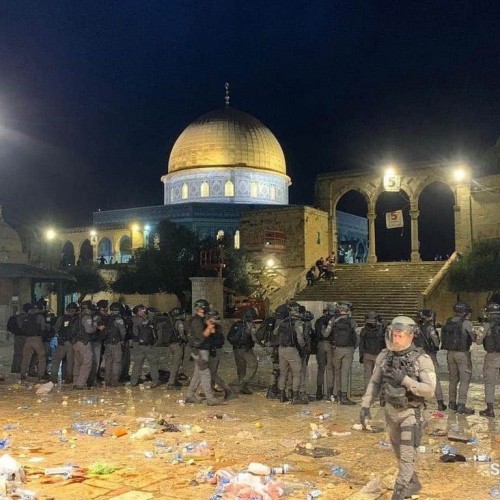 अल-अक्सा मस्जिद: कम से कम 200 उपासक इज़राइल पुलिस हमले में घायल