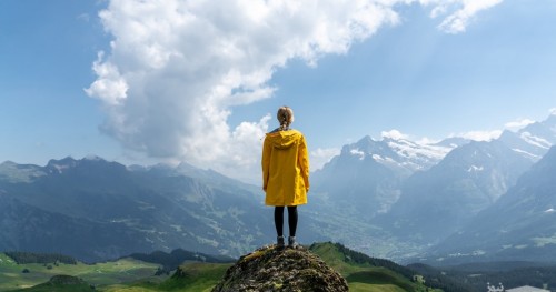 آیا من افسرده‌ام؟ 8 علامت پنهان افسردگی که فراتر از احساس غم است