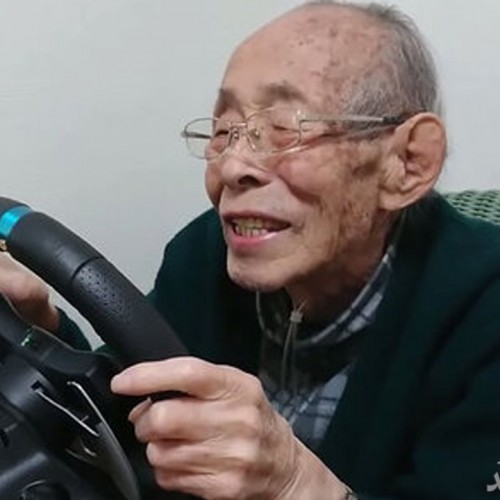 (فیلم) علاقه جالب یک پیرمرد ۹۳ ساله به بازی‌های اتومبیل‌ رانی