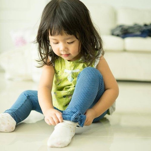 آموزش نحوه لباس پوشیدن به کودک