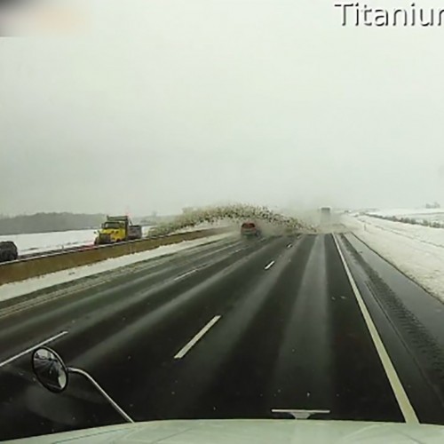 (فیلم) انحراف و خسارت دیدن اتومبیل‌ها حین برف روبی در جاده