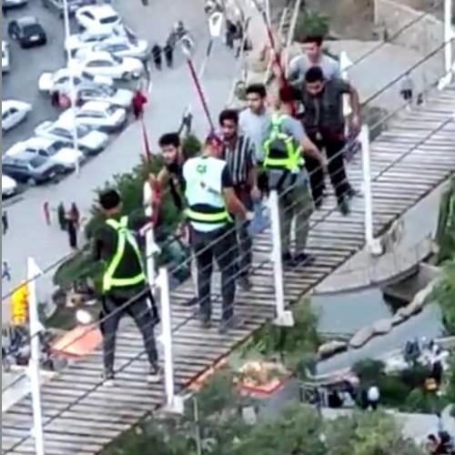 اقدام جاهلانه و مرگبار یک جوان روی پل معلق سنندج  +( فیلم)