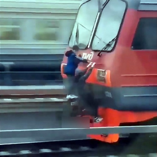 (فیلم) اقدام خطرناک چند کودک در آویزان شدن از پشت قطار 