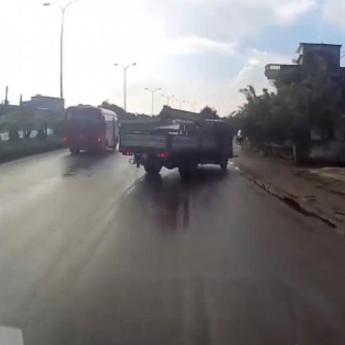 (فیلم) اقدام خطرناک یک پیرمرد در جاده 