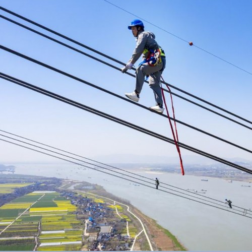 (فیلم) استراحت کردن کارگران چینی در ارتفاع 