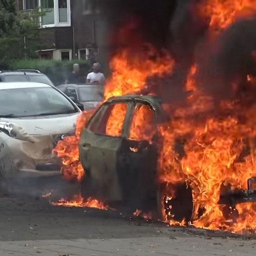 (فیلم) آتش گرفتن خودروها در پی انفجار خودروی برقی 