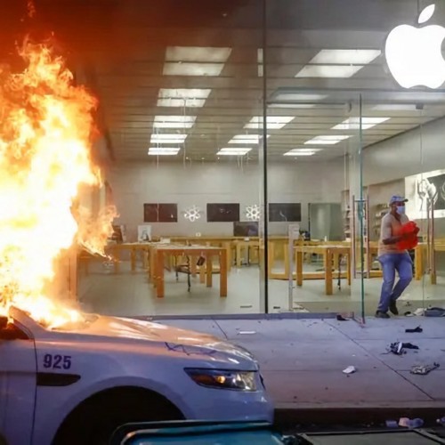 (فیلم) به آتش کشیده شدن فروشگاه اپل در آمریکا