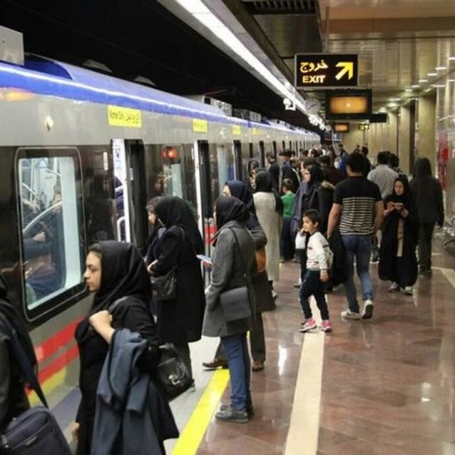 آتش زدن واگن مترو در تهران توسط یک اغتشاشگر/ آخرین وضعیت قطار و ایستگاه صادقیه