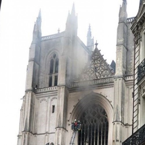 (فیلم) آتش‌سوزی در کلیسای جامع «نانت» فرانسه