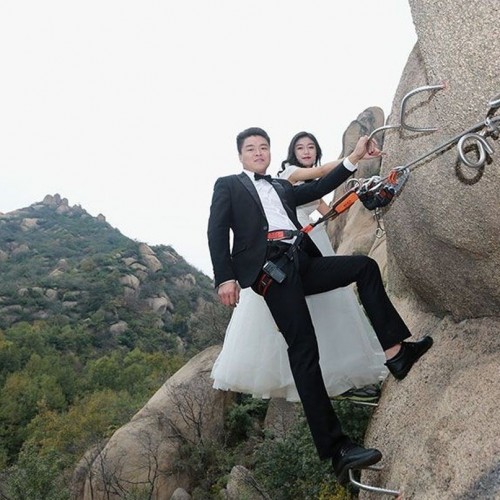 ازدواج عجیب یک عروس و داماد در میان صخره های کوهی در چین