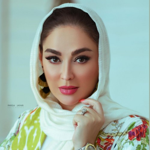 باور می‌کنید، این زن زیبا مادر الهام حمیدی باشد؟