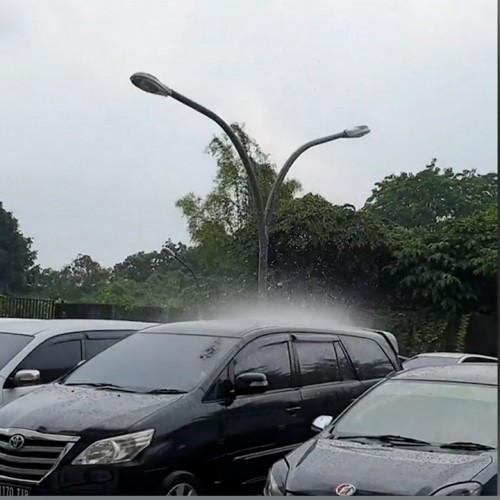 (فیلم) بارش عجیب باران فقط روی یک خودرو در پارکینگ 