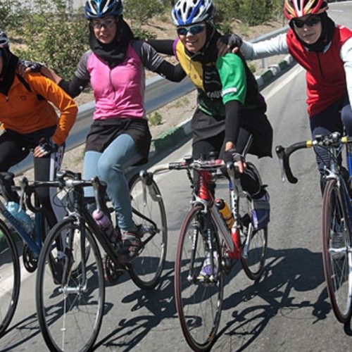 بنر عجیب علیه زنان دوچرخه‌سوار در شهر بابک