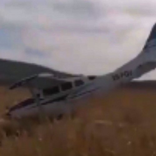 (فیلم) برخورد عجیب یک هواپیما با کابل‌ برق! 