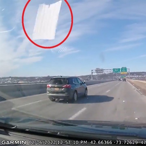 (فیلم) برخورد یخ با شیشه یک اتومبیل