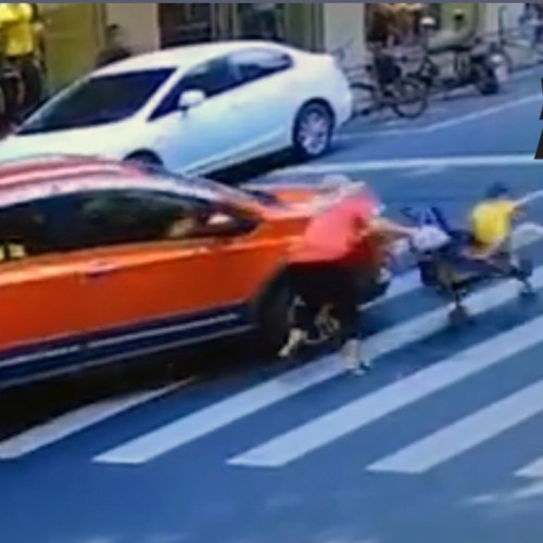 (فیلم) برخورد خودروی شاسی بلند با کالسکه بچه 