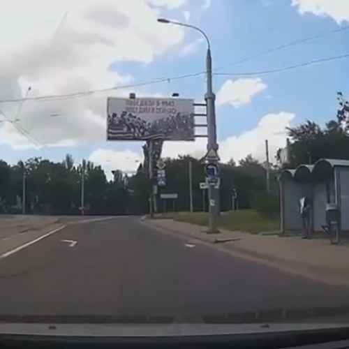 (فیلم) برخورد موشک در چند متری یک اتومبیل 