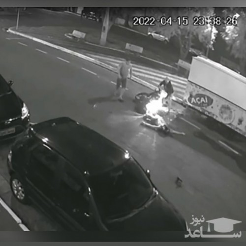 (فیلم) برخورد موتورسوار با کامیون پارک شده