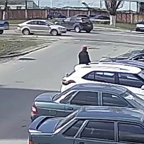 (فیلم) تصادف وحشتناک ماشین با پیرمرد هنگام عبور از خیابان
