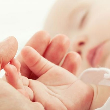 چه عواملی منجر به خشکی پوست سر در نوزادان می‌شوند؟