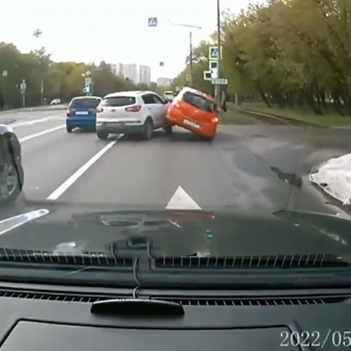 (فیلم) چپ کردن یک اتومبیل پس از برخورد با خودرویی دیگر