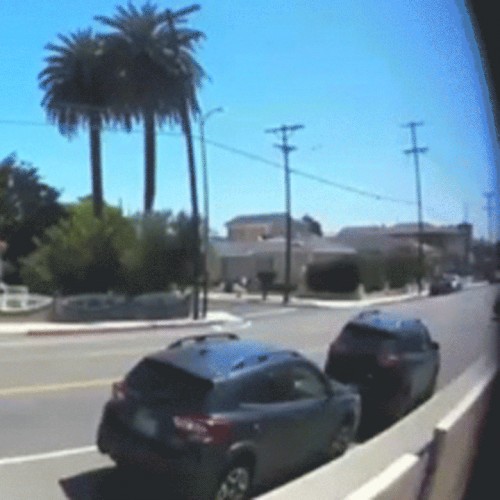 (فیلم) چپ کردن خودرو در اثر برخورد شدید با تیر برق 
