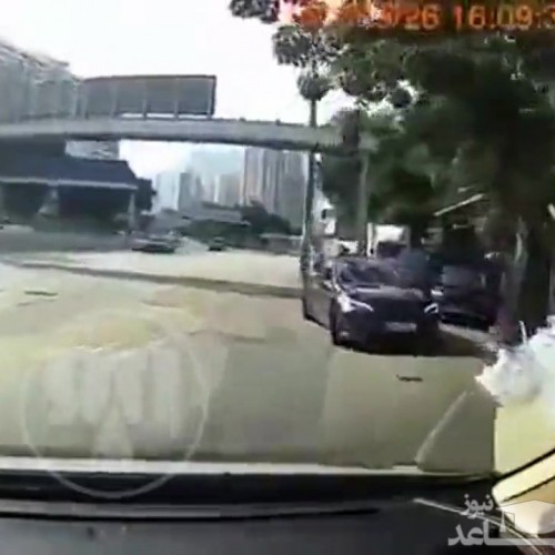 (فیلم) چپ کردن خودروی سواری پس از برخورد با یک اتومبیل دیگر 