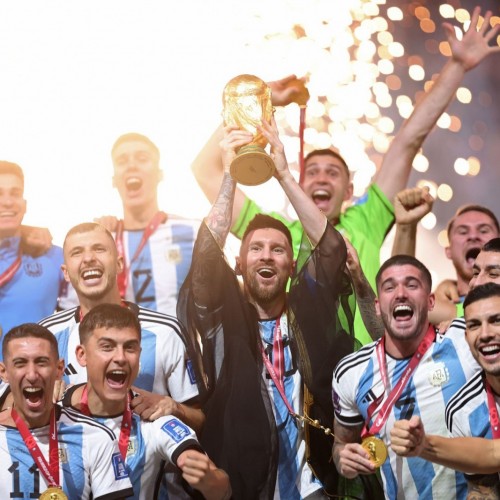 چرا مسی در جشن قهرمانی آرژانتین، پوشیدن «بِشت» را پذیرفت؟