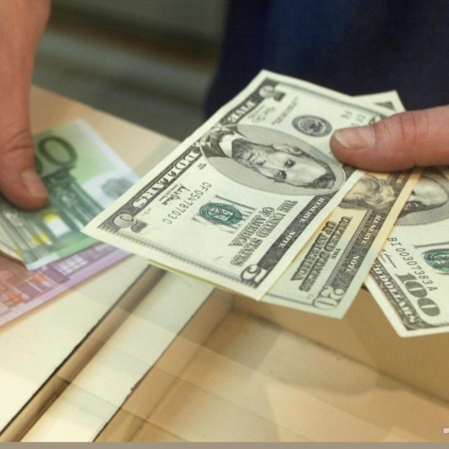 چرا قیمت دلار در بازار ایران گران می‌شود؟